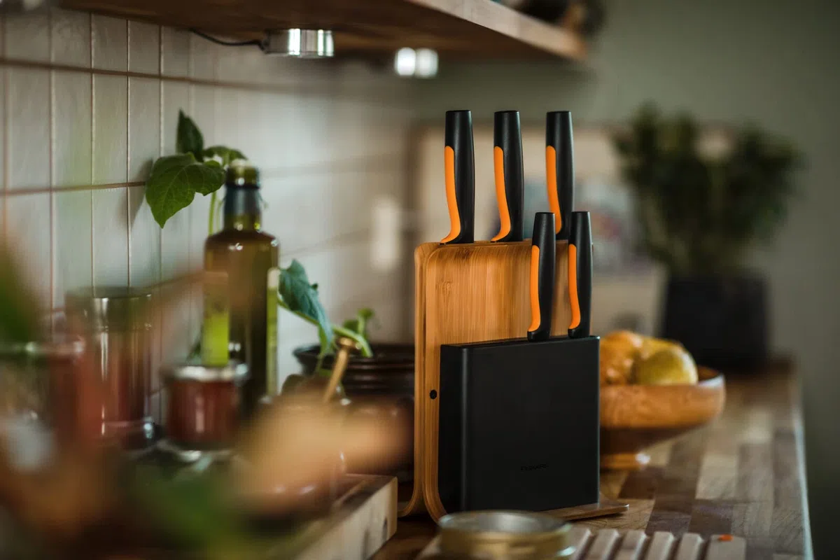 Fiskars Bambus Design-Messerblock mit 5 Messern, Functional Form, Inklusive Gemüsemesser, Tomatenmesser, Santoku Kochmesser, Kochmesser und Brotmesser, Bambus/Kunststoff, 1057552
