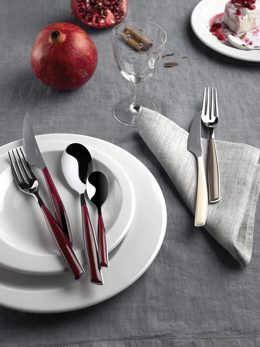 BUGATTI, Glamour, 24-teiliges Besteckset aus Edelstahl 18/10 und Griff Blue Night. 6-Personen-Besteckset bestehend aus 6 Löffeln, 6 Gabeln, 6 Messern und 6 Kaffeelöffeln