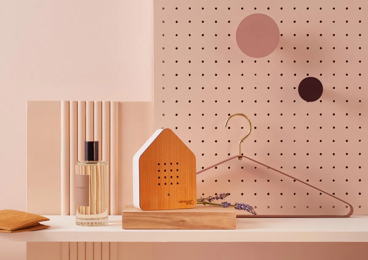 RELAXOUND ORIGINAL Zwitscherbox "Cherry" – Moderne Vogelgezwitscher Box mit Vollholzfront – Entspannender Vogelgesang – Bewegungsmelder mit Sound – Naturgeräusche Soundbox