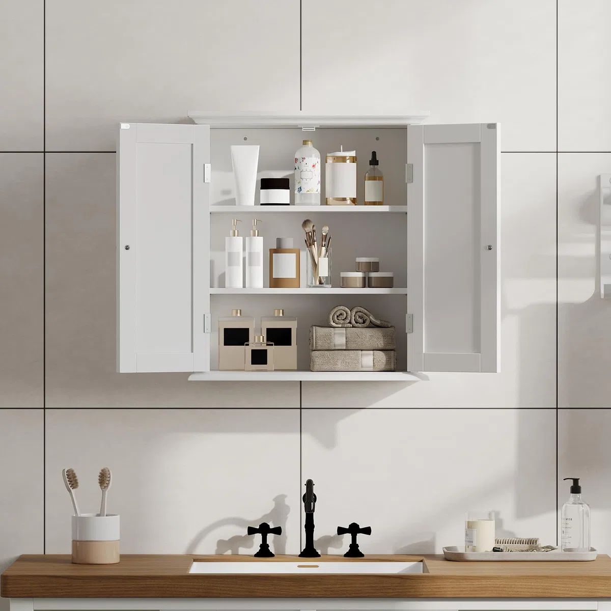 Badezimmer Schrank, Bad Schrank mit 2 verstellbaren Fachböden und Doppeltüren, modern Elegante Optik,Aufbewahrung über der Toilette für Familien, Weiß