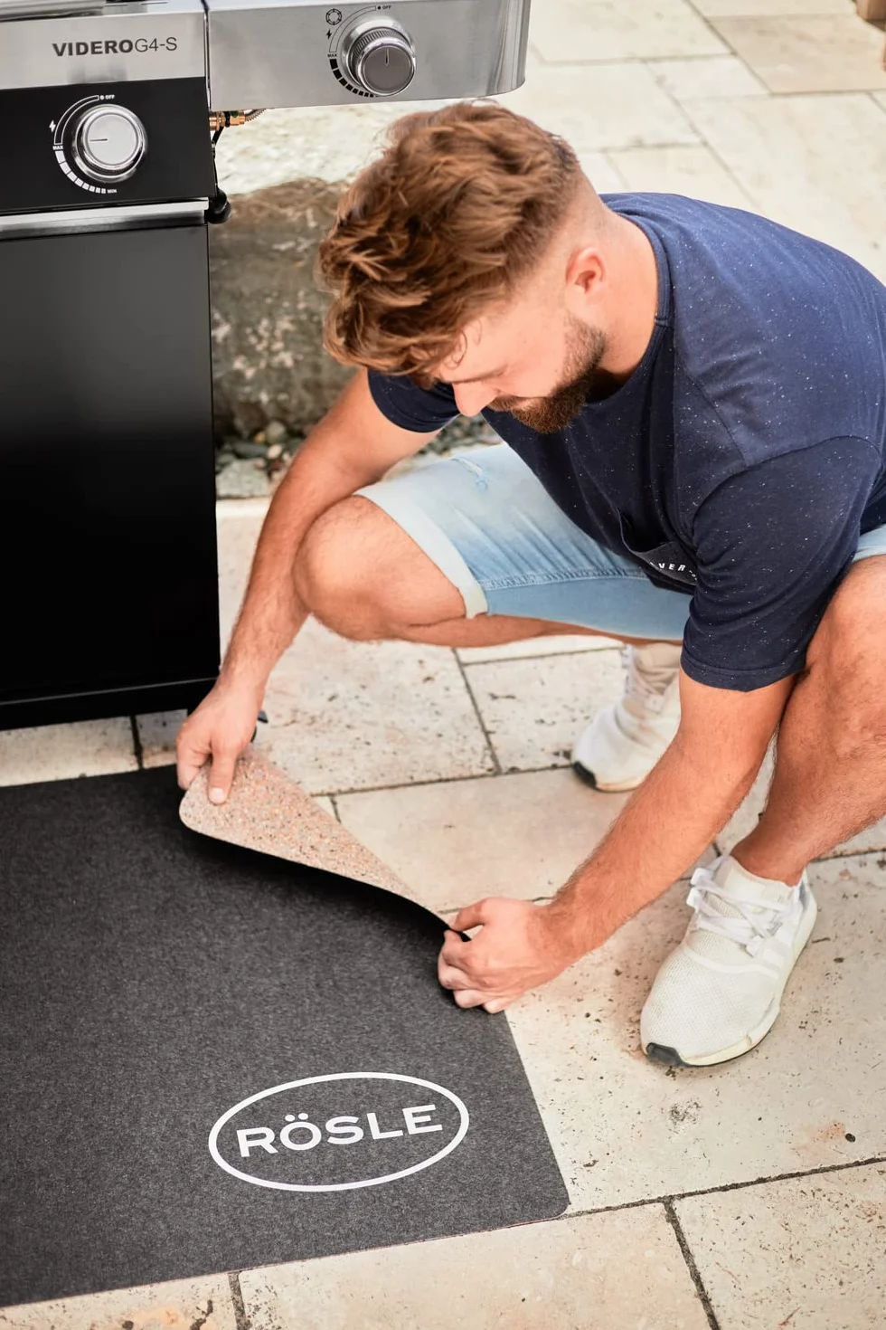 Rösle BBQ-Grillunterlage, Hochwertige Grillmatte als Bodenschutz für Kohle- und Gasgrills, witterungs- und hitzebeständig, recyceltes Material, 120 x 70 cm anthrazit, beige