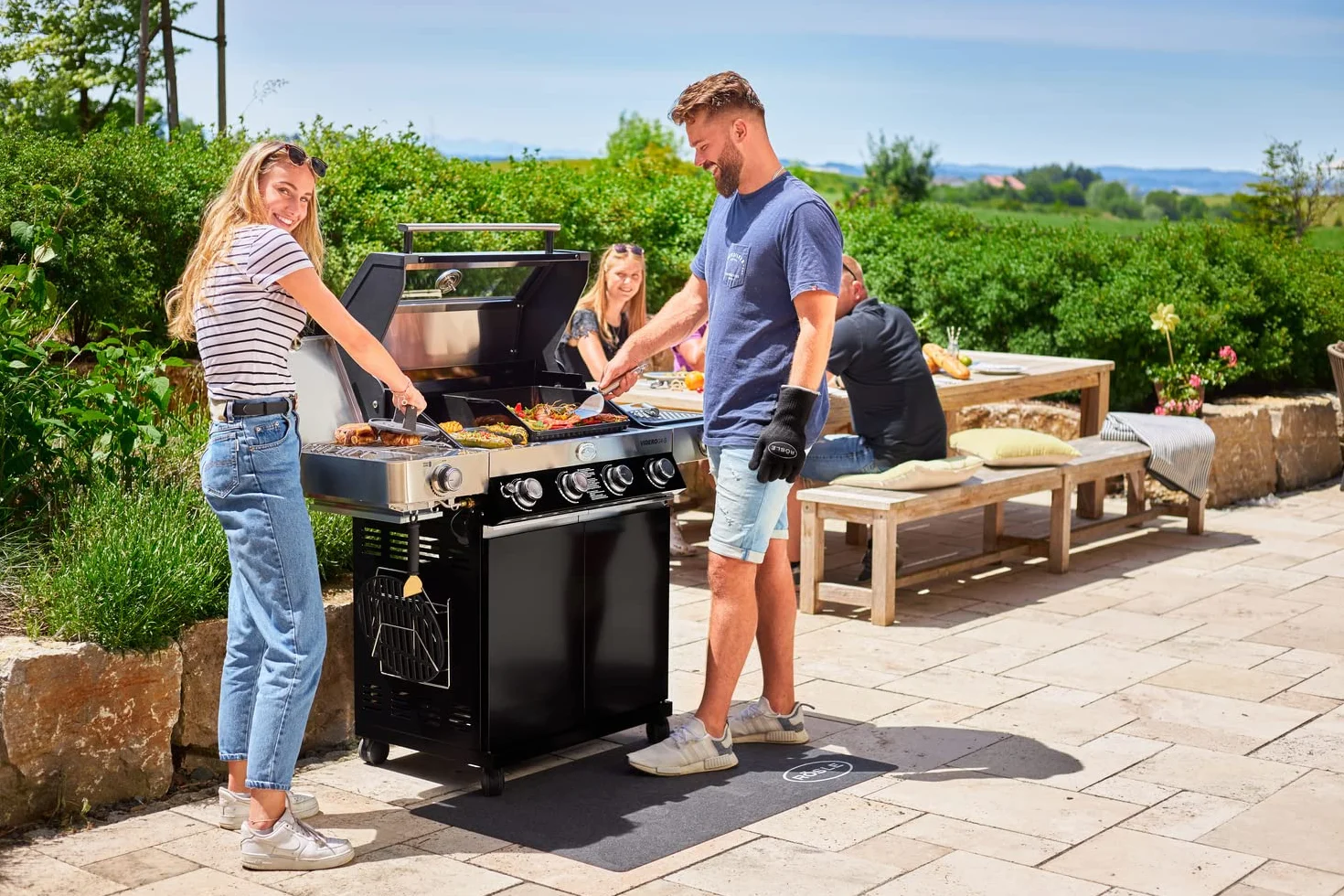 Rösle BBQ-Grillunterlage, Hochwertige Grillmatte als Bodenschutz für Kohle- und Gasgrills, witterungs- und hitzebeständig, recyceltes Material, 120 x 70 cm anthrazit, beige