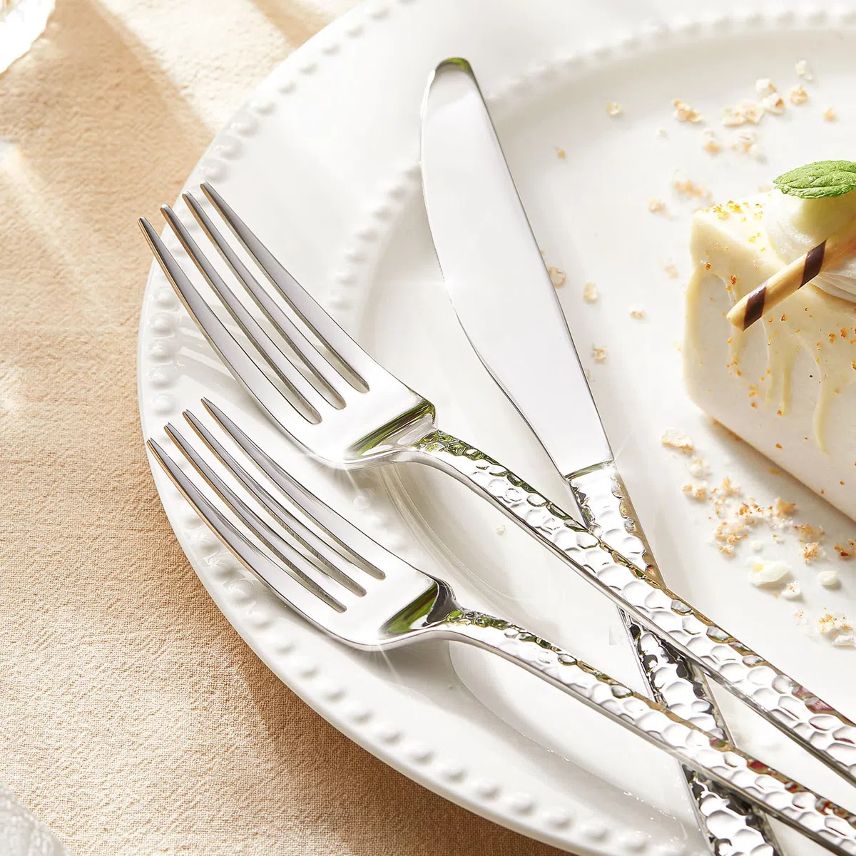 HIKAA Besteck Set 12 Personen aus Gehämmert, 60-Teilig Essbesteck 18/10, Edelstahl Besteckset für Zuhause, Partys, Hochzeiten, Cutlery Set Hochglanzpoliert Spülmaschinenfest, (Silber)