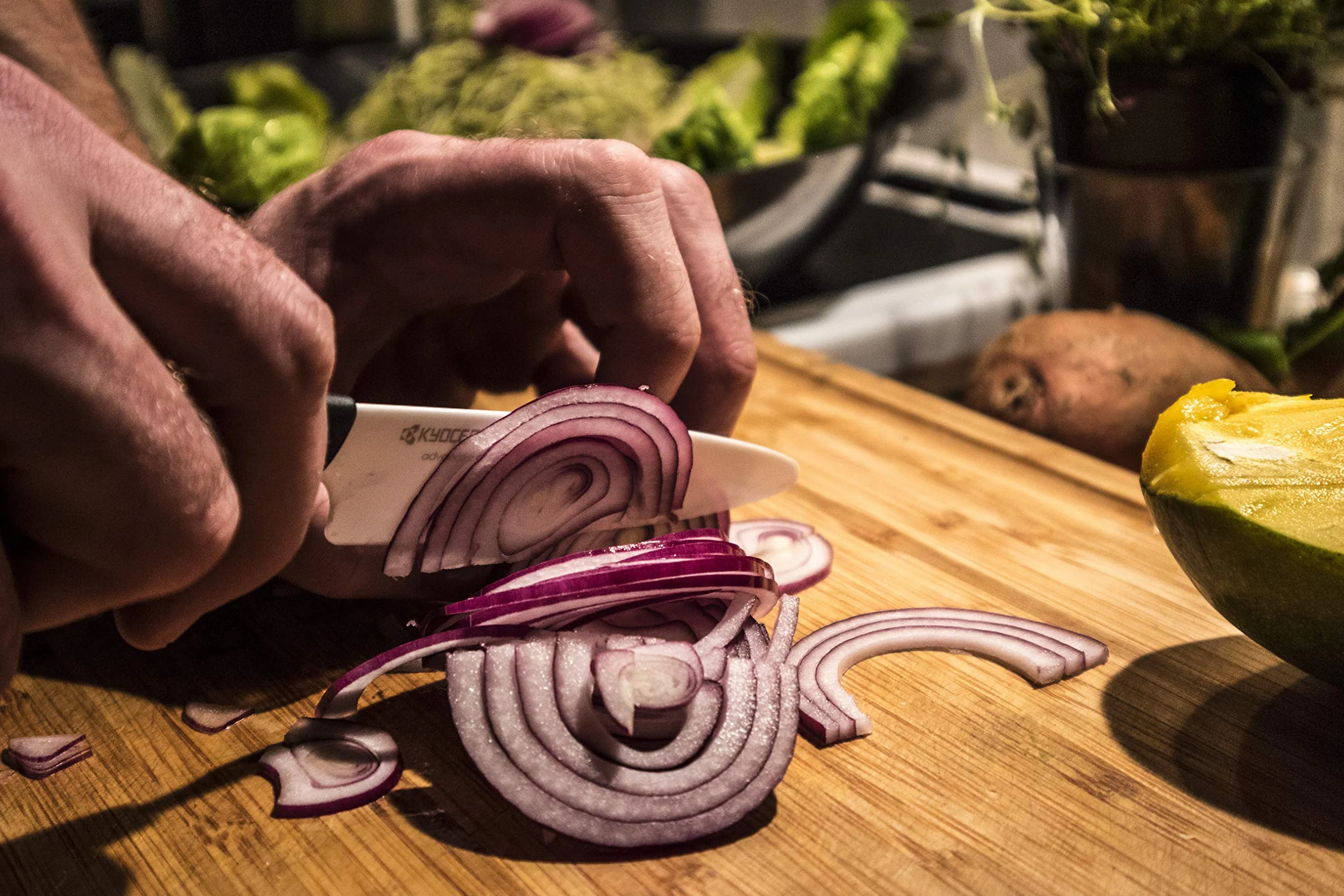 KYOCERA - GEN Series -Santoku Keramikmesser aus Hochleistungskeramik | extrem scharf | ultraleicht | hohe Bruchfestigkeit | handgeschliffen. Klingenlänge: 16 cm, Schwarz
