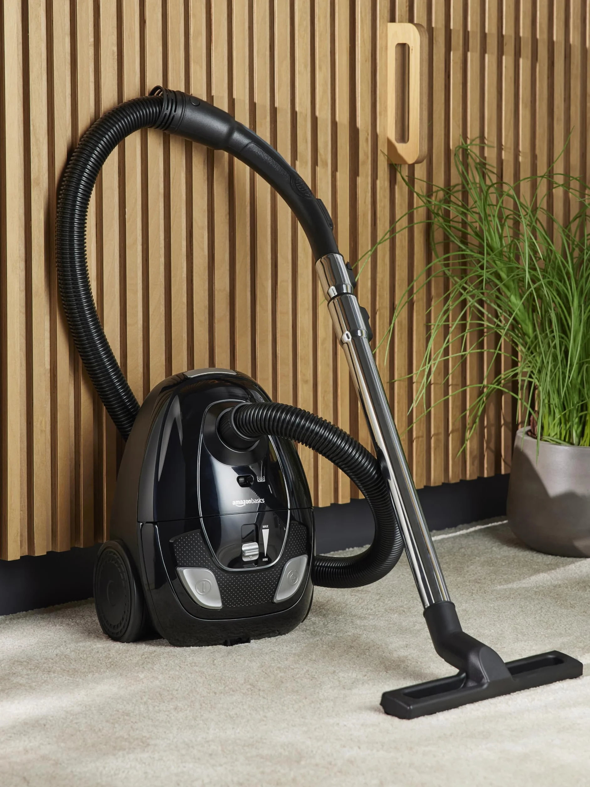 Amazon Basics Staubsauger mit Beutel- VCB35B15C-1J7W-70, leistungsstark, kompakt und leicht, für Hart- und Teppichböden, HEPA-Filter, 700 W, 1.5 l, EU, Schwarz
