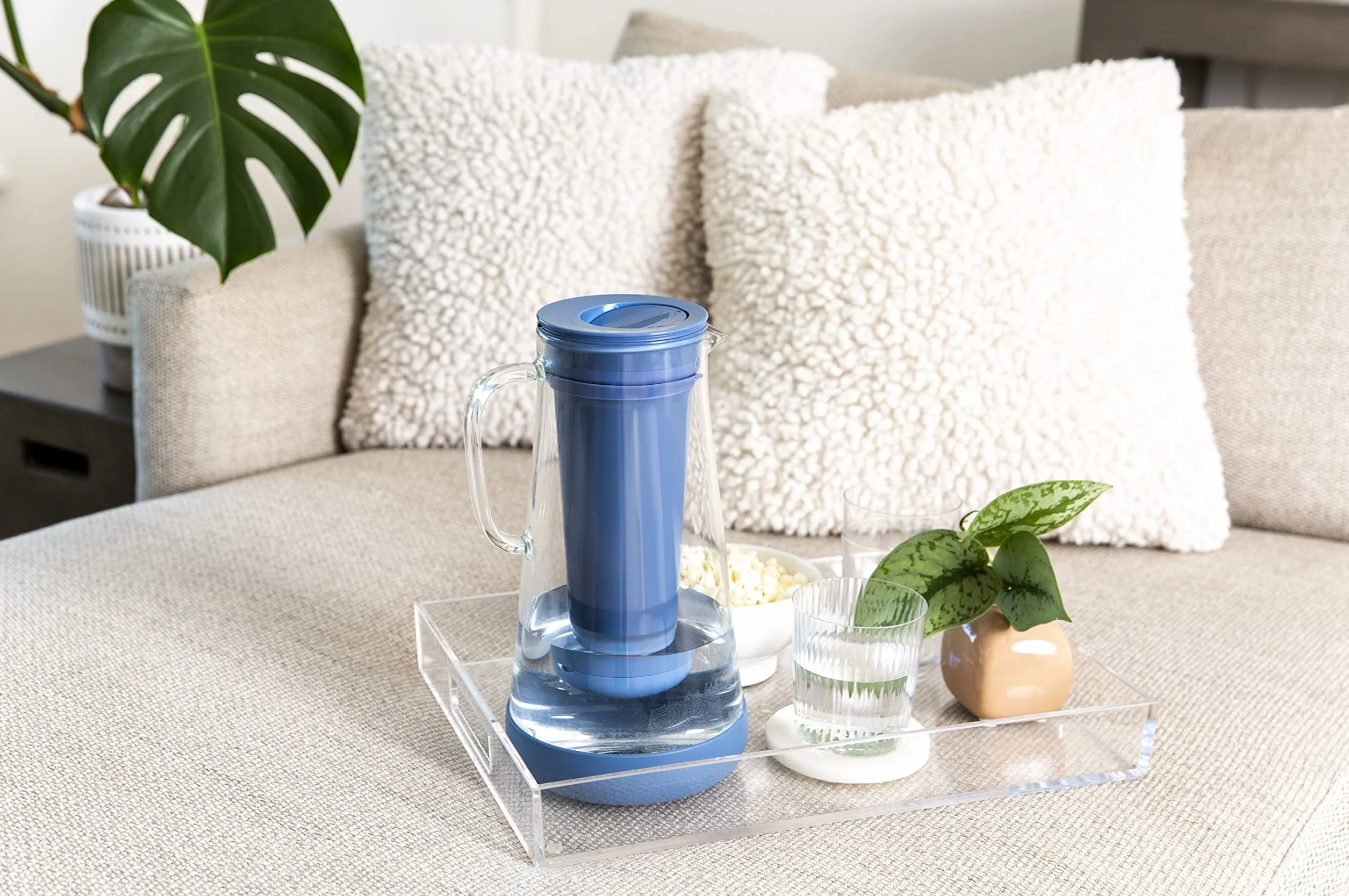 LifeStraw Home Wasserfilter-Kanne aus Glas mit Silikonbasis; Bietet Schutz vor Bakterien, Parasiten, Mikroplastik, Blei, Quecksilber, PFAS und weiteren Chemikalien; 1,6 Liter, Stormy Blue (blau)