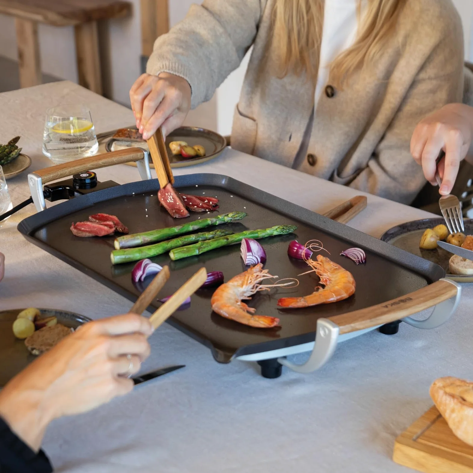 Boska Elektrische Grillplatte Pro – Tischgrills - Teppanyaki-Platte 35x56 cm – PFAS-freie Keramikbeschichtung – Temperaturregelung – Fettablauf – Griffe aus Eichenholz – Schwarz
