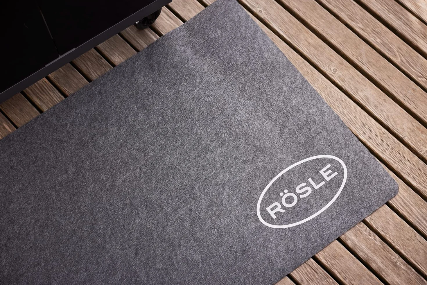 Rösle BBQ-Grillunterlage, Hochwertige Grillmatte als Bodenschutz für Kohle- und Gasgrills, witterungs- und hitzebeständig, recyceltes Material, 120 x 70 cm anthrazit, beige
