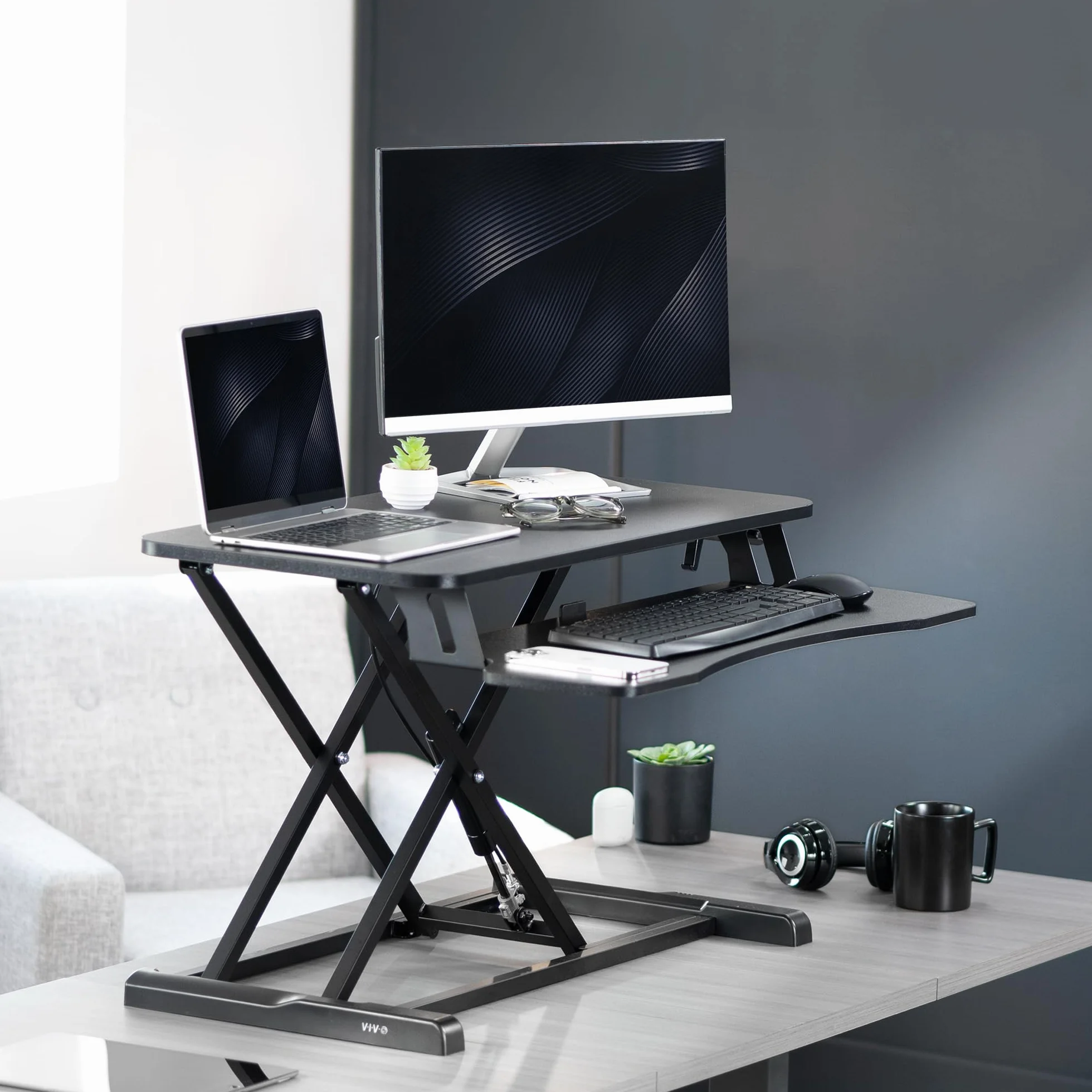 VIVO 32” Stehpult-Konverter mit höhenverstellbarem Aufsatz, Steh-Sitz-Arbeitsplatz für zwei Monitore und Laptop, mit breiter Tastaturablage, Schwarz, DESK-V000K