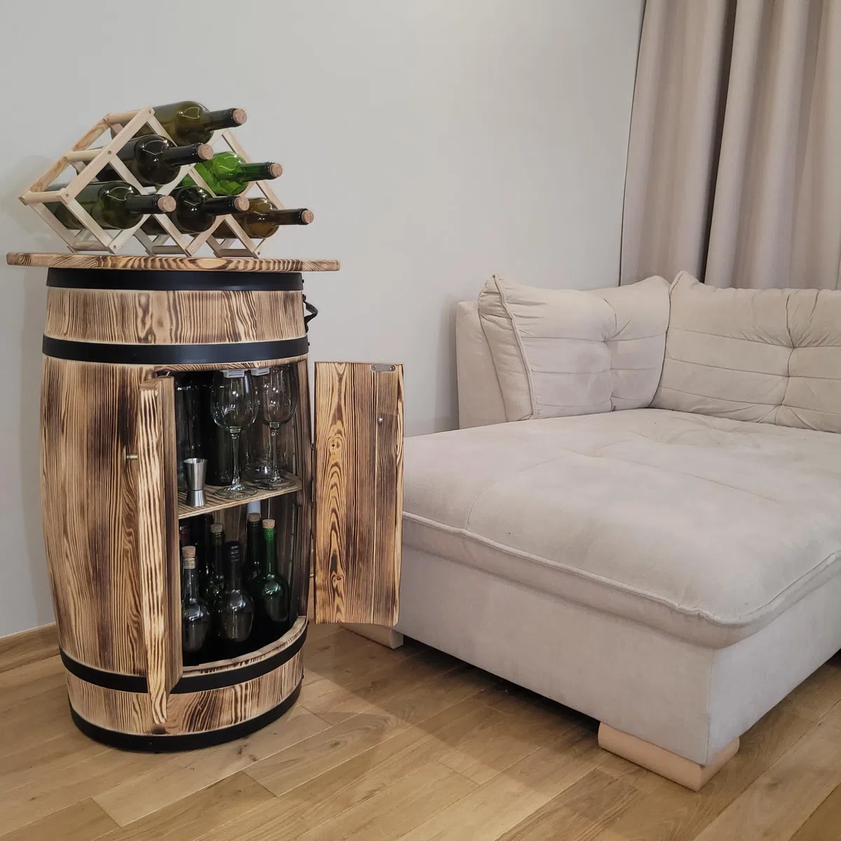 weeco Fassförmiger Schrank aus Kiefernholz mit Ablagefläche und Regal für 30–40 Flaschen – Rustikales Barregal mit Flaschenöffner und klappbarem Flaschenhalter, 80x55x44 cm, braun
