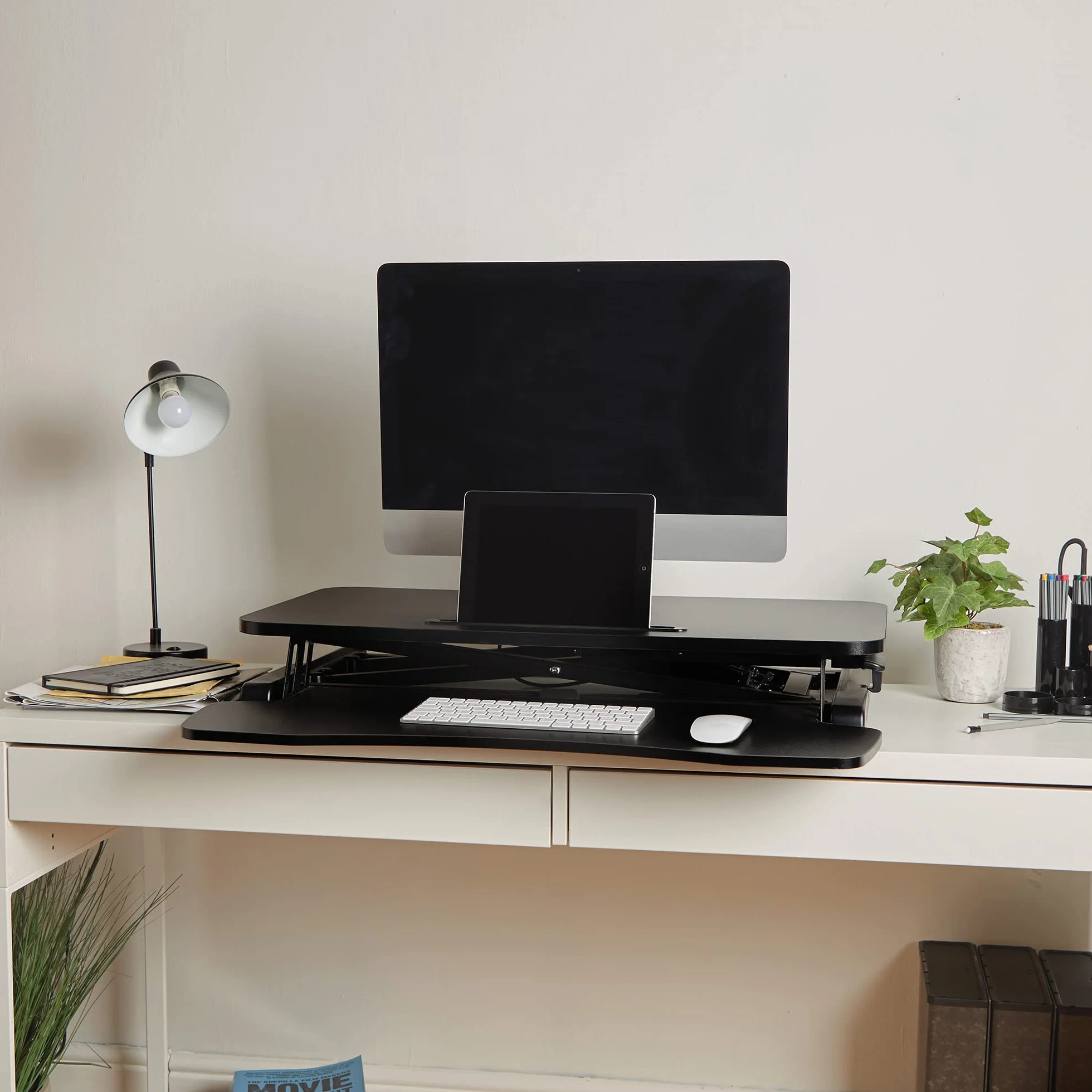 VonHaus Schreibtischaufsatz Höhenverstellbar, Schwarz 80 x 40 cm Steh-Sitz-Arbeitsplatz für Dual-Monitor mit Tabletfach, Stehpult-Konverter mit Zwei Ebenen, Schreibtisch erhöhung mit Tastaturablage