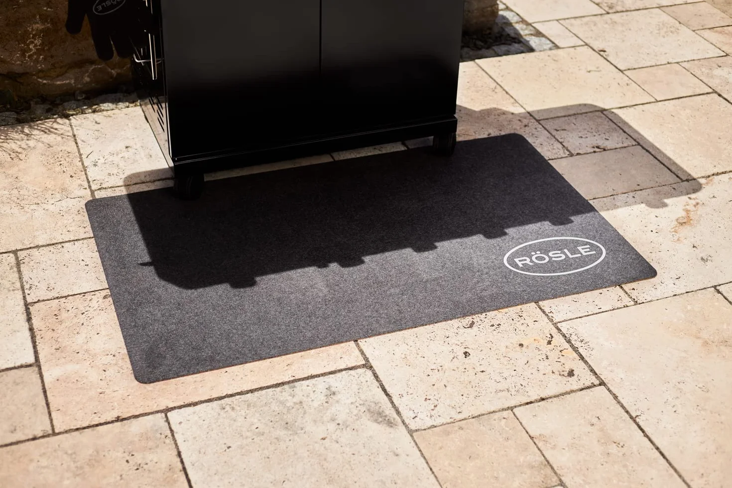 Rösle BBQ-Grillunterlage, Hochwertige Grillmatte als Bodenschutz für Kohle- und Gasgrills, witterungs- und hitzebeständig, recyceltes Material, 120 x 70 cm anthrazit, beige