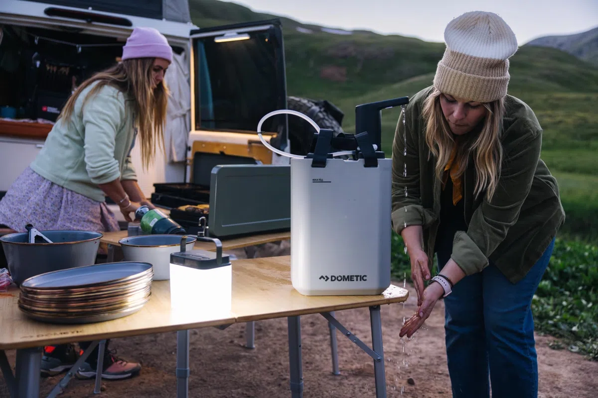 Dometic Recon 360 - Tragbarer Wasserhahn - 360° Drehbarer Wasserhahn für Recon-Kühlboxen - Mit Pumpe & Batterie - Fließendes Wasser für Camping, Boot