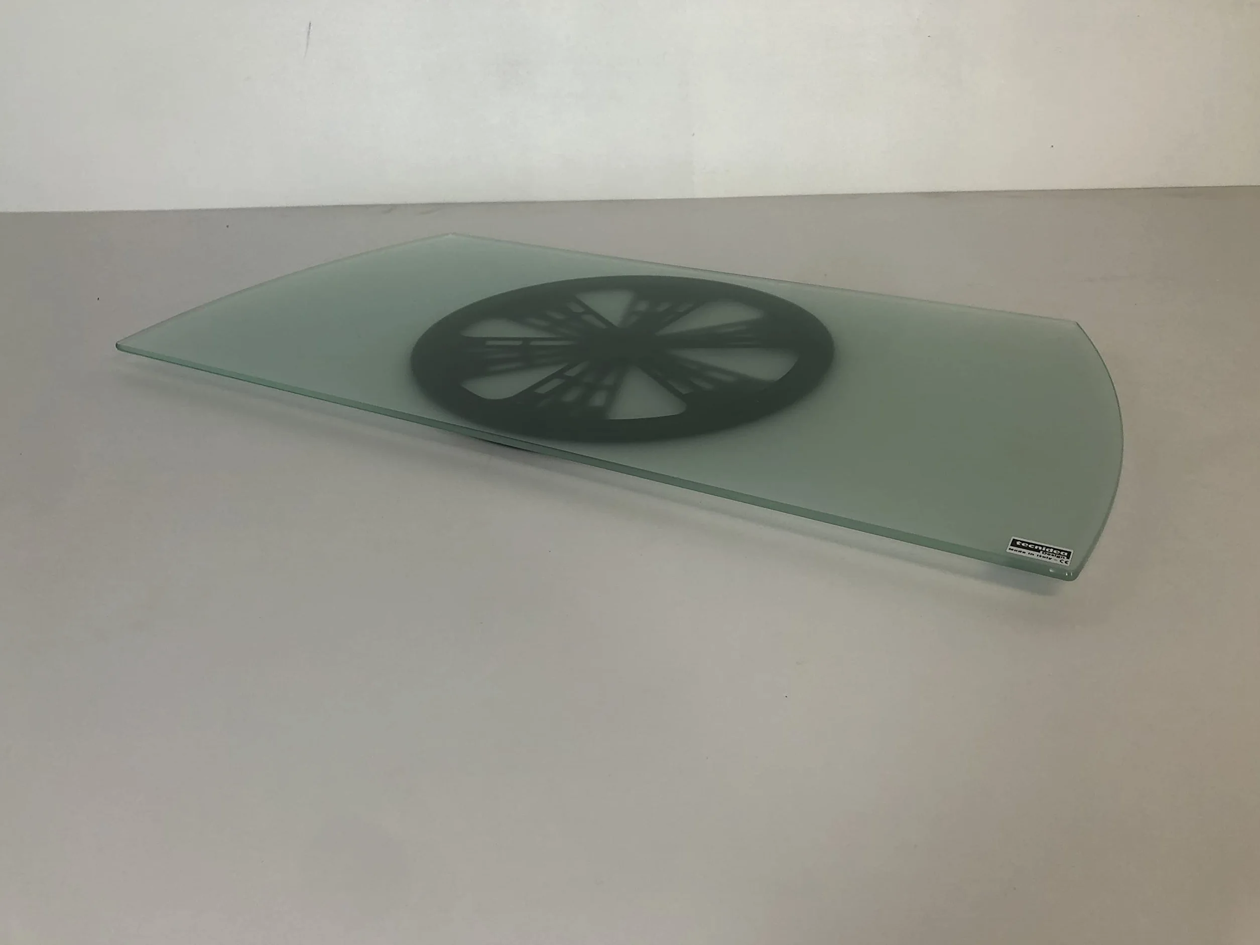 Tecnidea TV-Basis, drehbar, GK 70, auch für PC, Tischplatte aus satiniertem gehärtetem Glas, Drehscheibe schwarz, Maße: Vorderseite 77 x 38 cm, Tragkraft 40 kg.