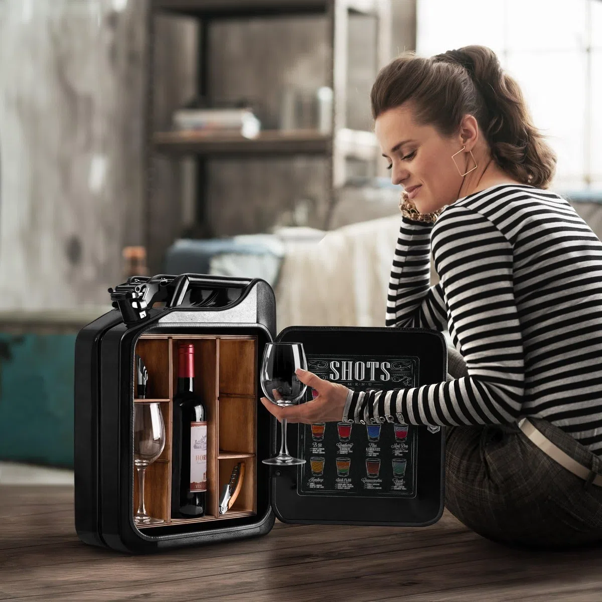 Maverton 20L Kanister Mini Bar mit Gravur - Jerrycan schwarzer Metall Mobile Bar - Geburtstagsgeschenk für Männer personalisierte Geschenke für Männer - Abschließbarer Minibar - Größe: 36x47x18cm