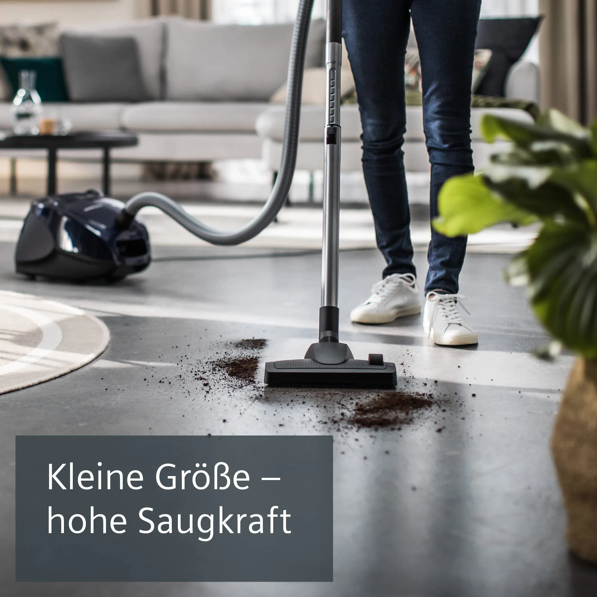 Siemens Staubsauger mit Beutel synchropower VS06A111, Bodenstaubsauger, Hygiene-Filter, Bodendüse für Hartboden und Teppich, starke Saugleistung, langes Kabel, Fugendüse, 600 W, blau