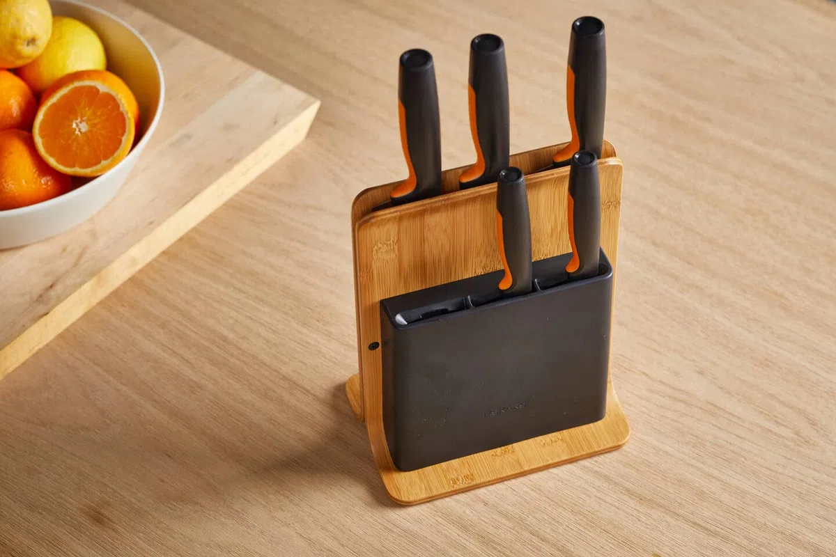 Fiskars Bambus Design-Messerblock mit 5 Messern, Functional Form, Inklusive Gemüsemesser, Tomatenmesser, Santoku Kochmesser, Kochmesser und Brotmesser, Bambus/Kunststoff, 1057552